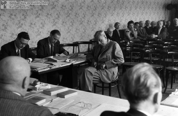 Fritz Thyssen at his <i>Spruchkammerverfahren</i> in Königstein im Taunus (August 17, 1948)